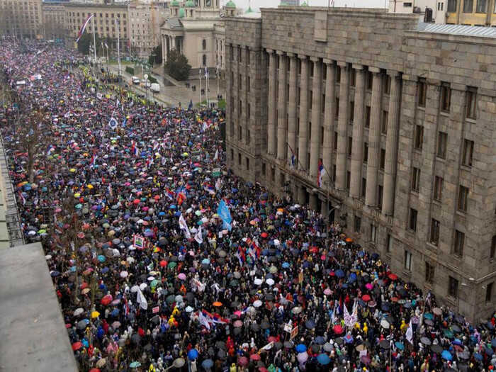 Протестующих в Белграде разгоняют с помощью нелетального акустического оружия LRAD