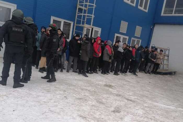 Силовики устроили рейд в общежитии Минобороны, где проживают мигранты из СНГ