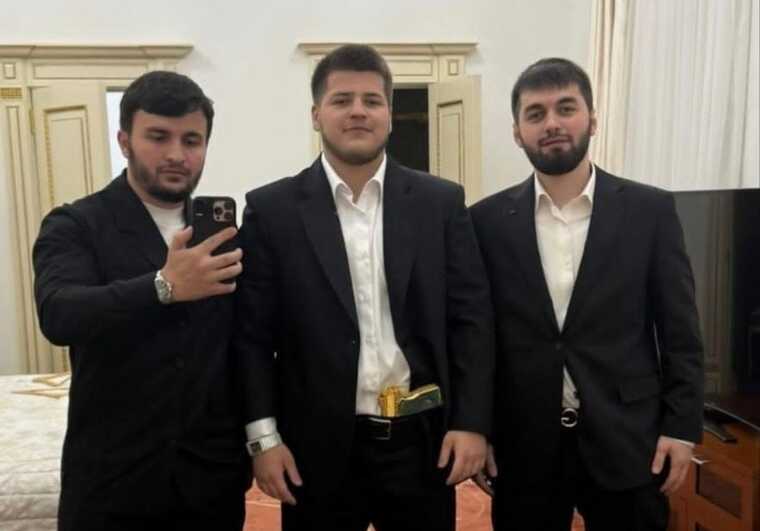 Появились кадры со свадьбы сына Кадырова, где он стреляет в воздух из золотого пистолета