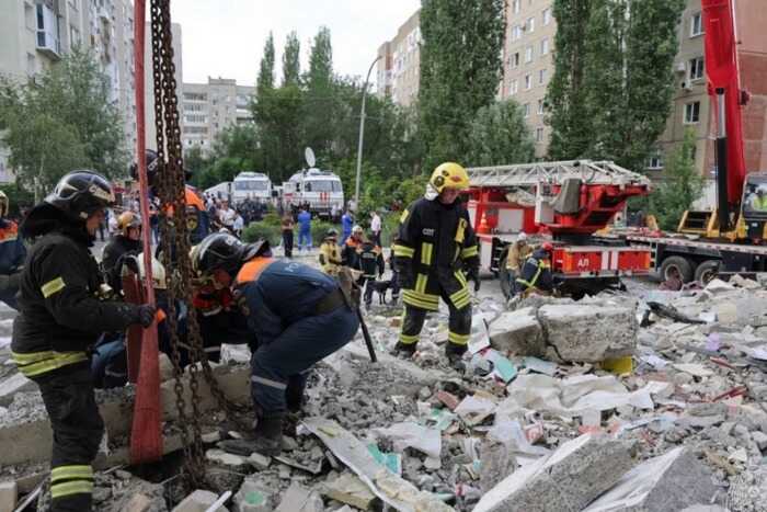 В Саратове продолжаются поиски 10 человек, которые числятся пропавшими после обрушения здания