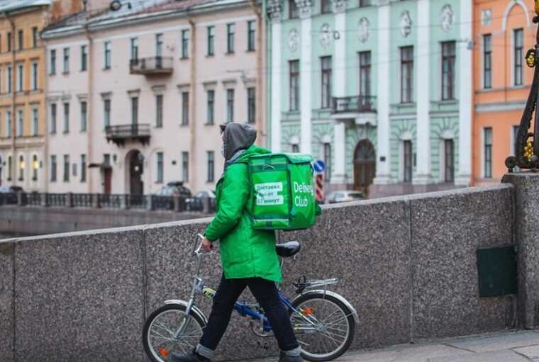 В Петербурге мигрантам запретили работать курьерами до конца 2025 года