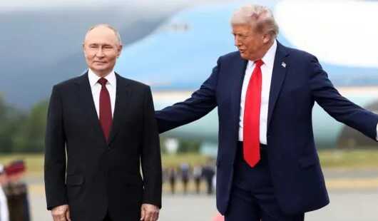 На пресс-конференции Путина и Трампа в Анкоридже США разместили слоган «Стремясь к миру»