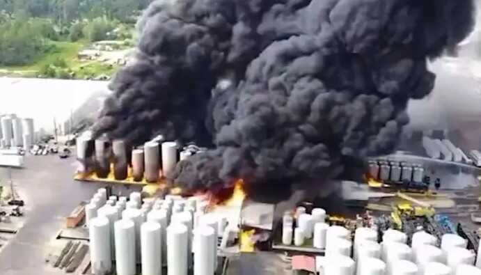 Серия взрывов и пожар на нефтеперерабатывающем заводе в Луизиане заставили власти осуществить эвакуацию города